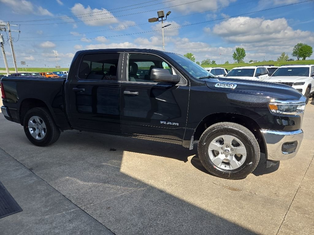 New 2026 Diamond Black Crystal Pearl-Coat Exterior Paint RAM Tradesman image 12