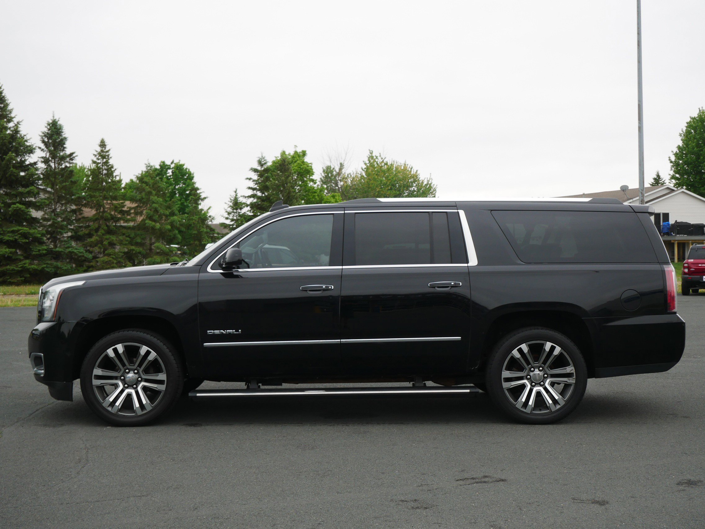 Used 2018 GMC Yukon XL Denali with VIN 1GKS2HKJXJR150559 for sale in Hastings, Minnesota
