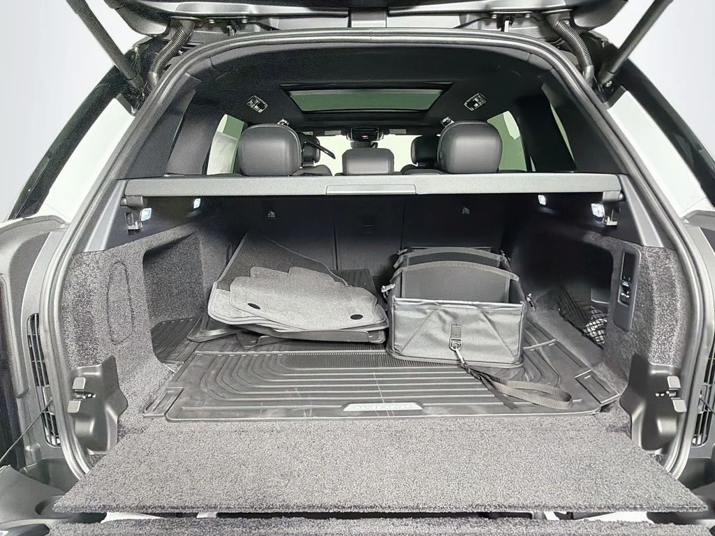 New 2026 Fuji White Land Rover SE image 28