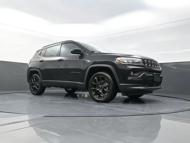 New 2026 Diamond Black Crystal Pearl-Coat Exterior Paint Jeep Latitude image 19