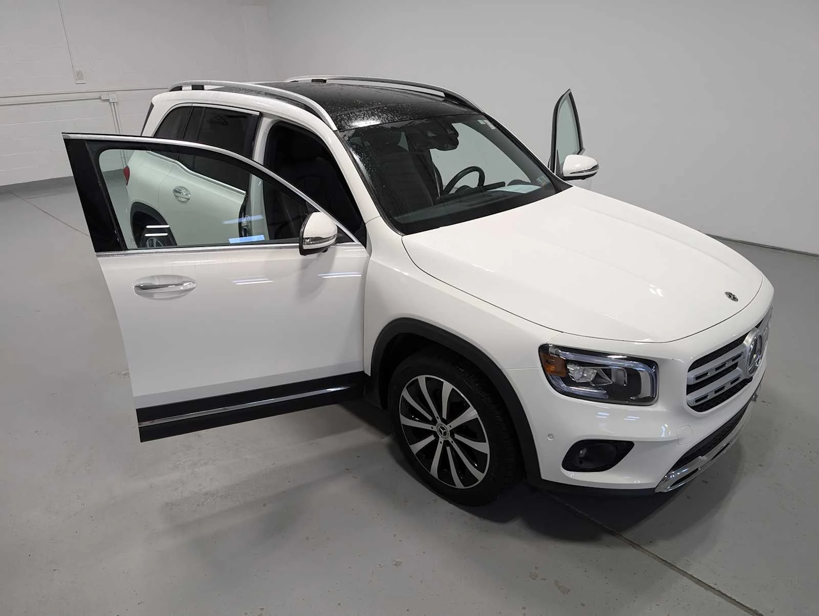 Used 2022 Polar White Mercedes-Benz GLB 250 image 16