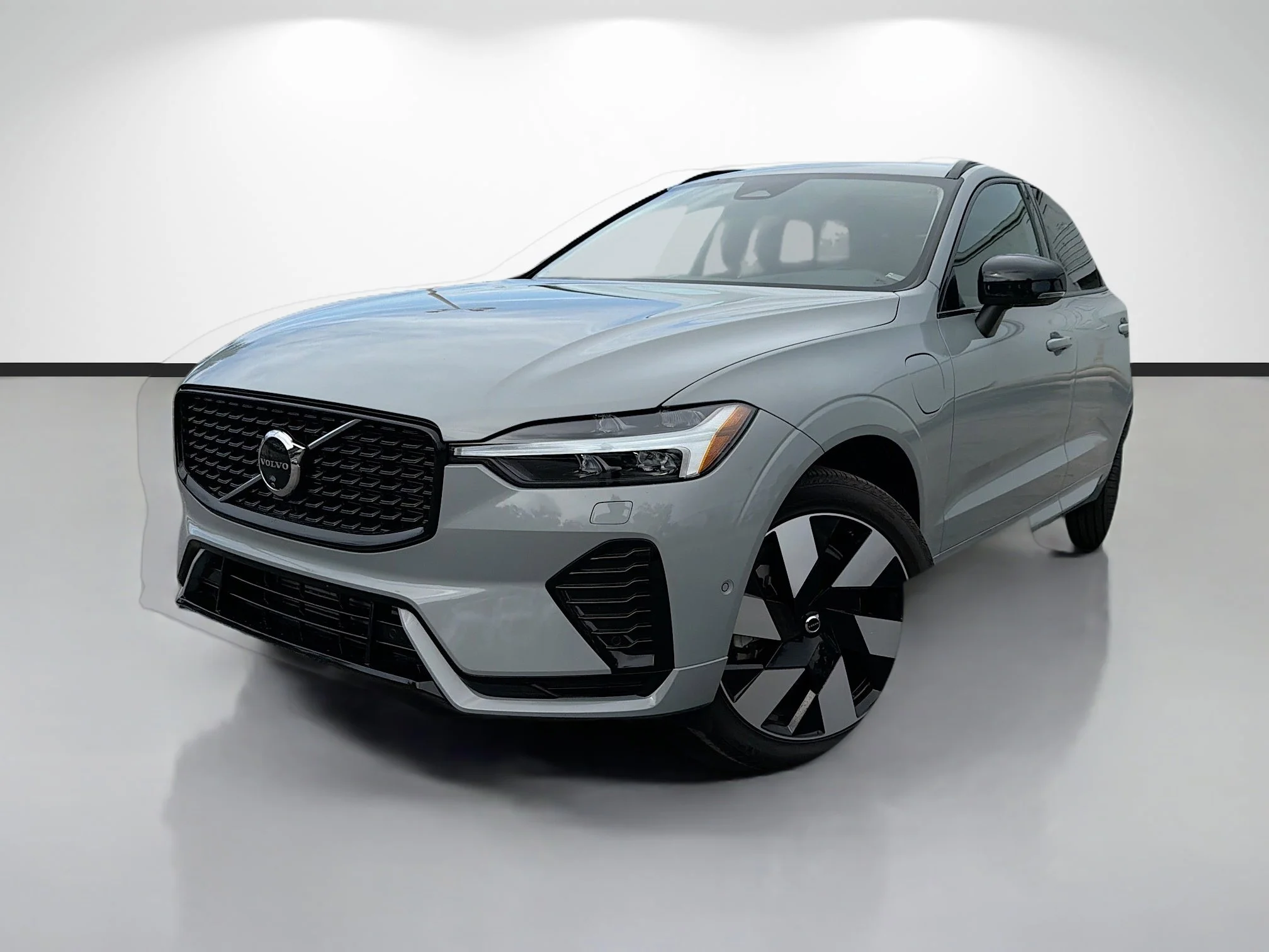 2024 Volvo XC60 T8 Plus Dark Theme AWD's photo
