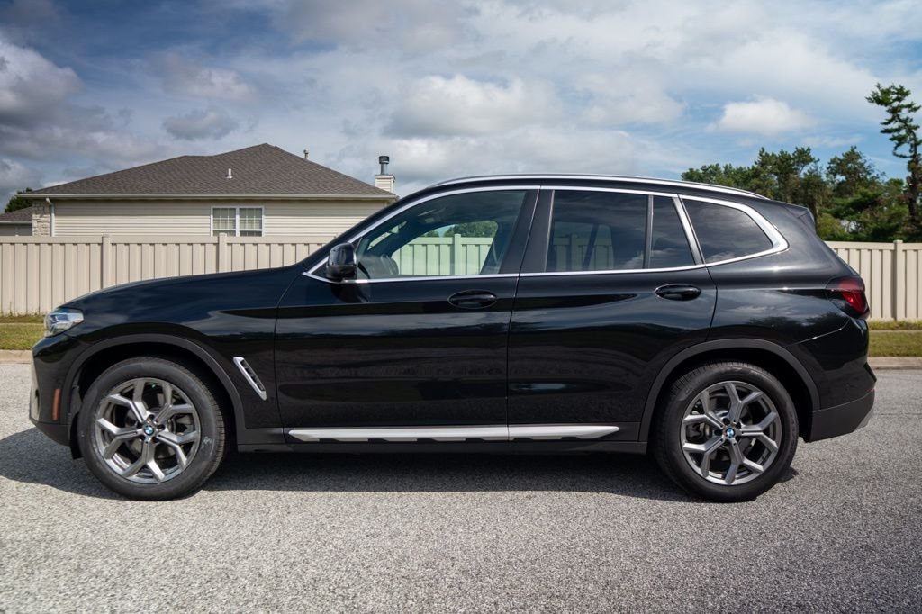Used 2024 Black Sapphire Metallic BMW xDrive30i image 3