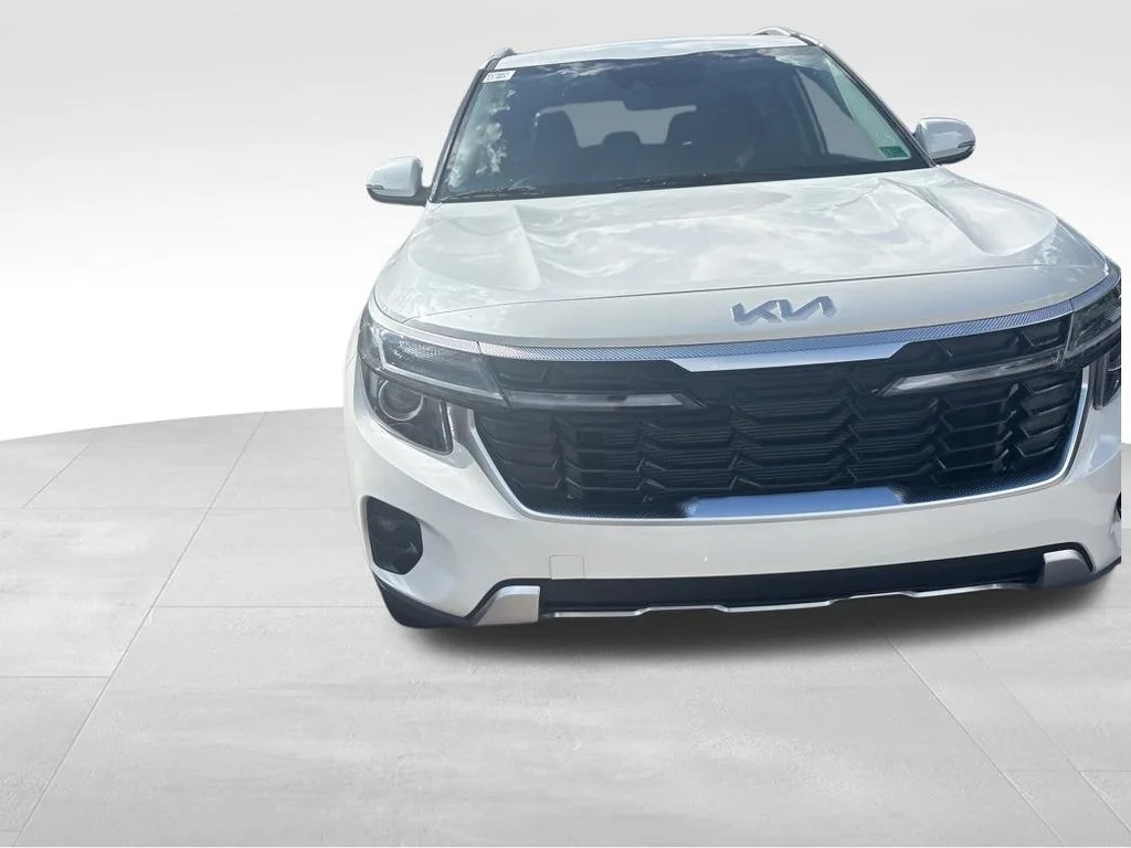 Used 2024 White Kia SX image 4