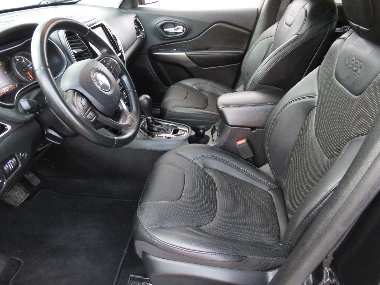 Used 2019 Diamond Black Crystal Pearlcoat Jeep Limited image 22