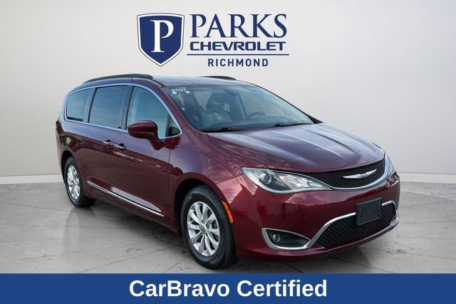 2017 Chrysler Pacifica Touring-L's photo