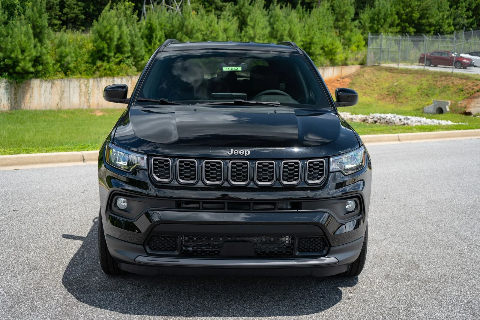 New 2026 Diamond Black Crystal Pearl-Coat Exterior Paint Jeep Latitude image 2