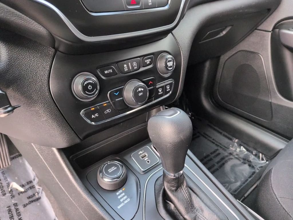 Certified Used 2021 Velvet Jeep Latitude image 25