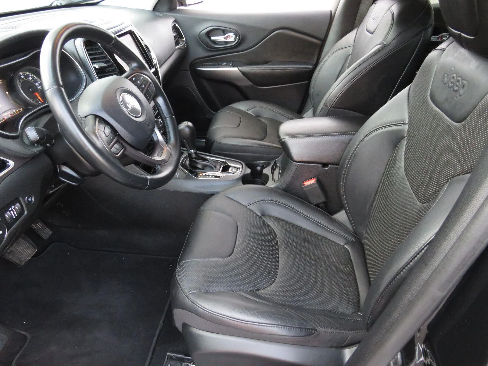 Used 2019 Diamond Black Cry Jeep Limited image 22