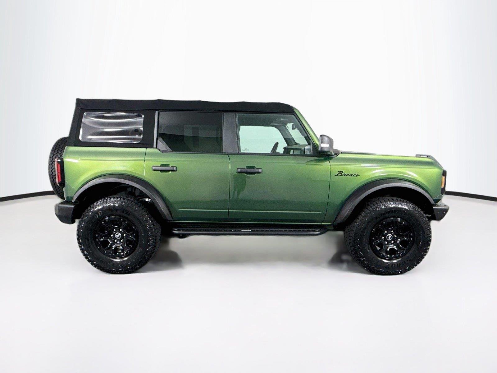 Used 2022 Eruption Green Metallic Ford Wildtrak image 11
