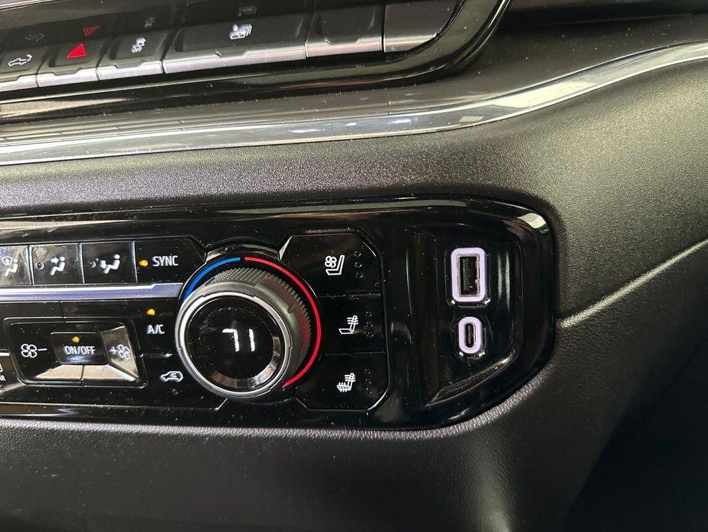 Used 2024 Pearl Chevrolet High Country image 8