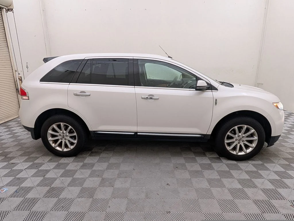 Used 2015 White Lincoln Base image 2