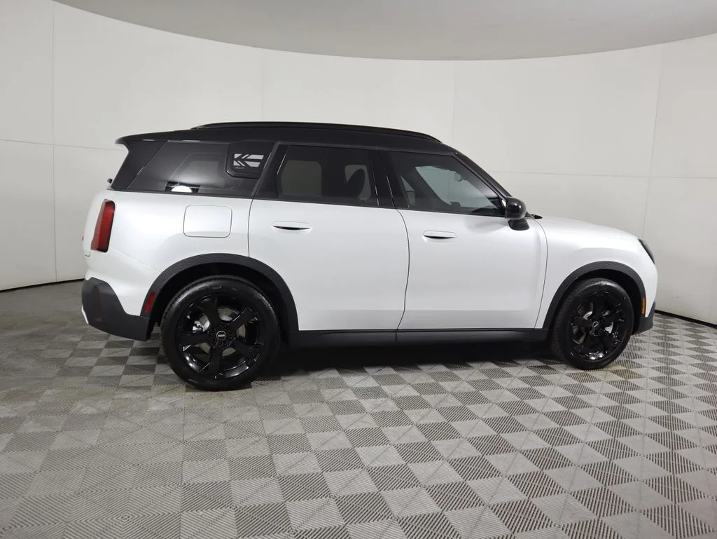 Certified Used 2026 Nanuq White Metallic MINI Signature Plus image 5