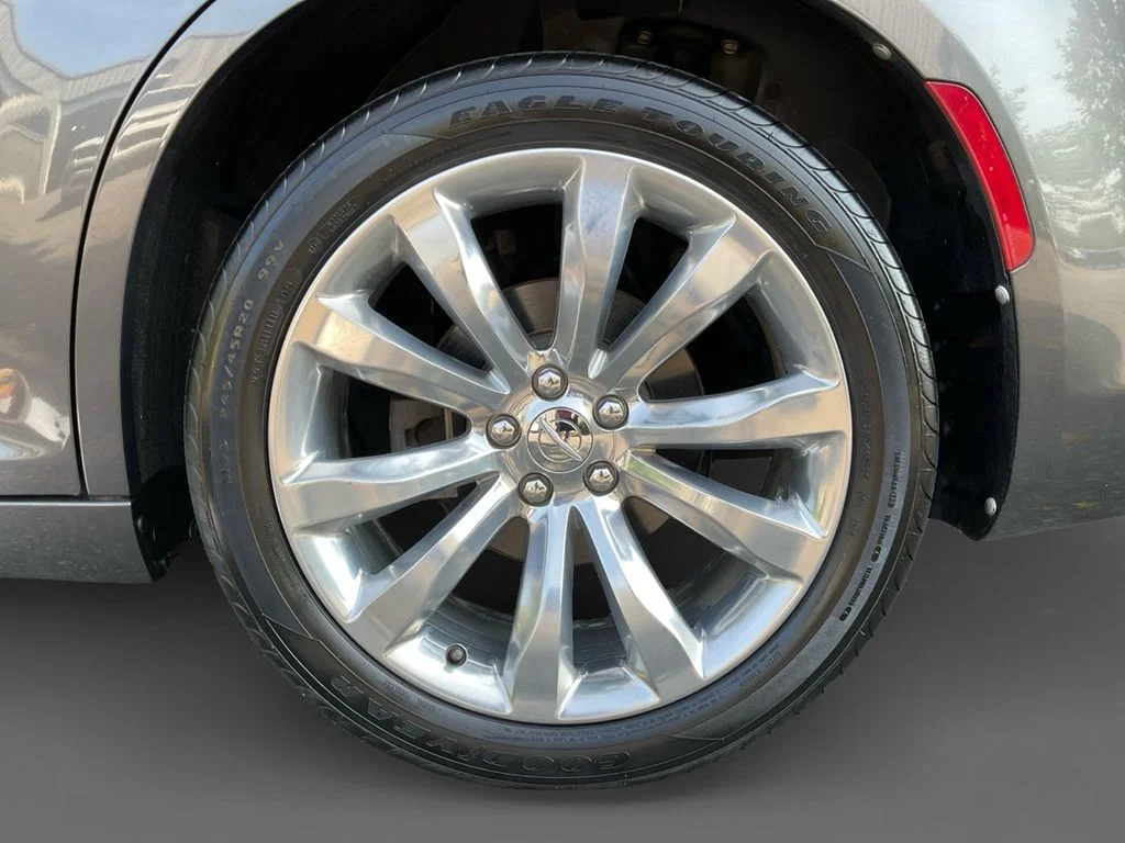 Used 2018 Gray Chrysler Limited image 8