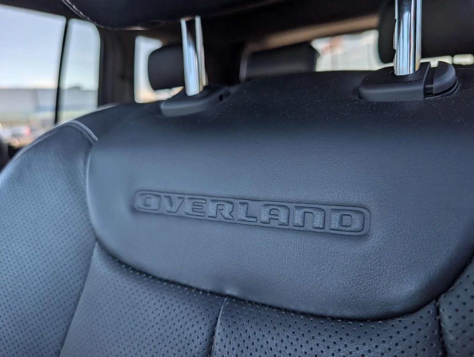 Used 2024  Jeep Overland image 11