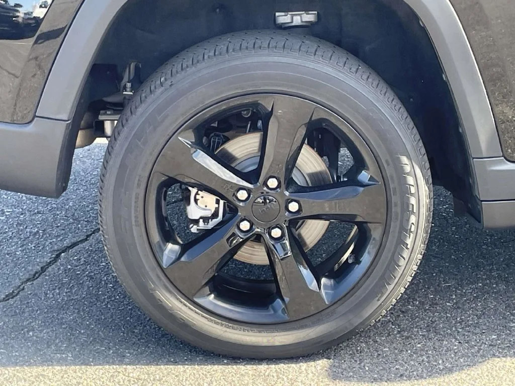 Used 2023 Black Jeep Altitude image 13