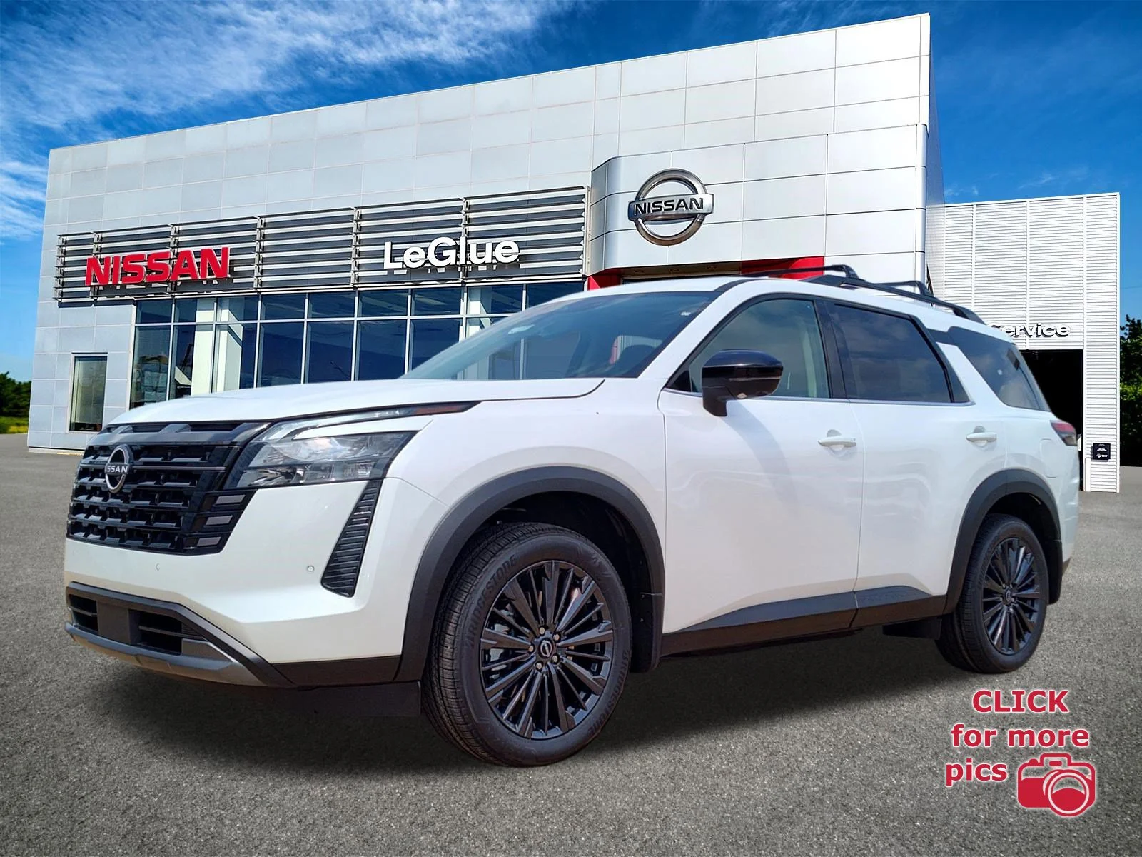 2026 Nissan Pathfinder SL 2WD's photo