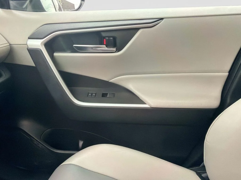 Used 2022 Silver Toyota XLE Premium image 23