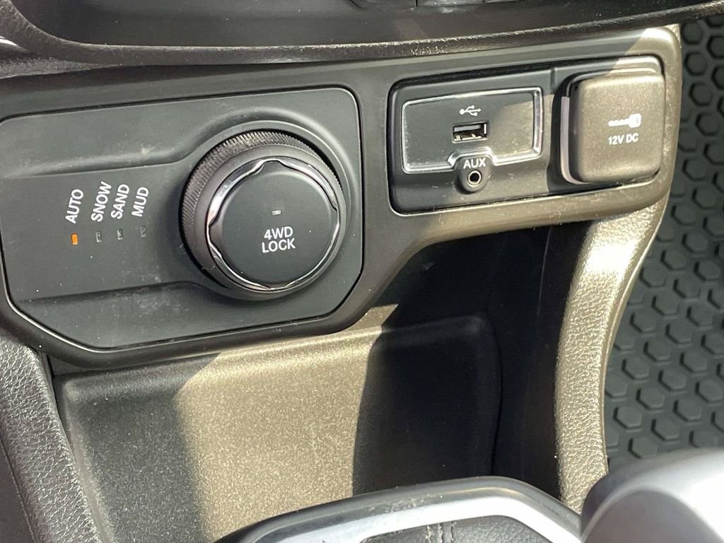 Used 2023 White Jeep Latitude image 19