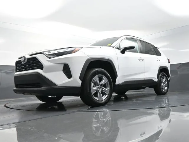 Used 2025 White Toyota XLE image 34