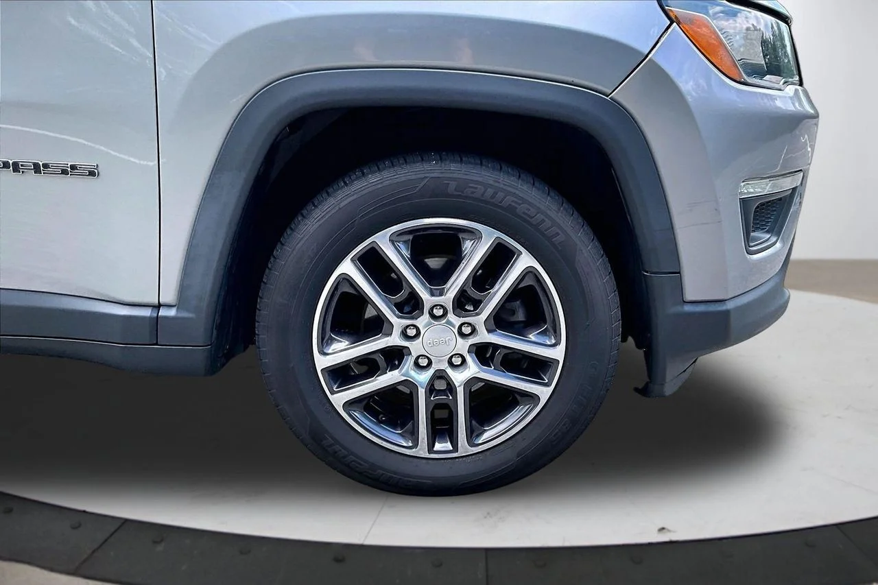 Used 2019 Silver Jeep Latitude image 33