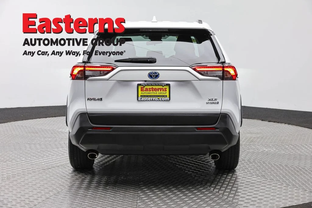 Used 2022 White Toyota XLE image 6