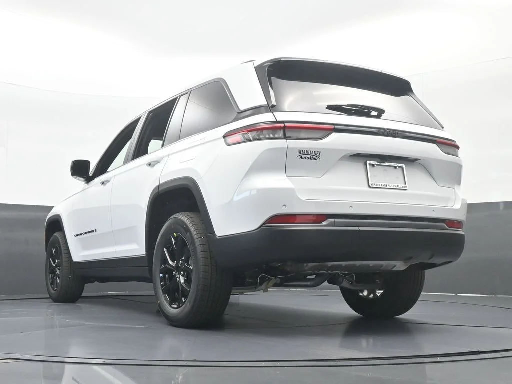 New 2026 Bright White Clear-Coat Exterior Paint Jeep Laredo image 57