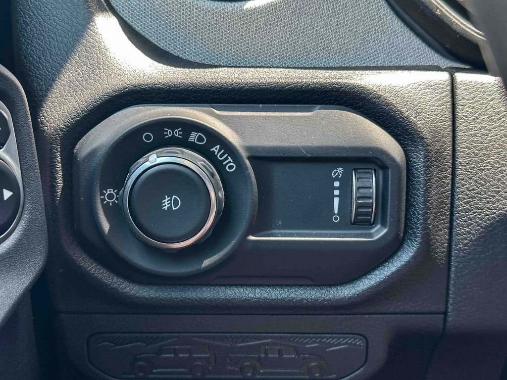 Used 2025 Green Jeep Sport S image 35