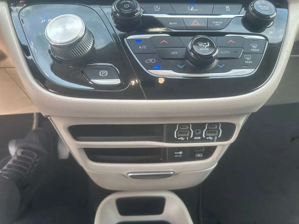 Used 2022 White Chrysler Touring L image 15
