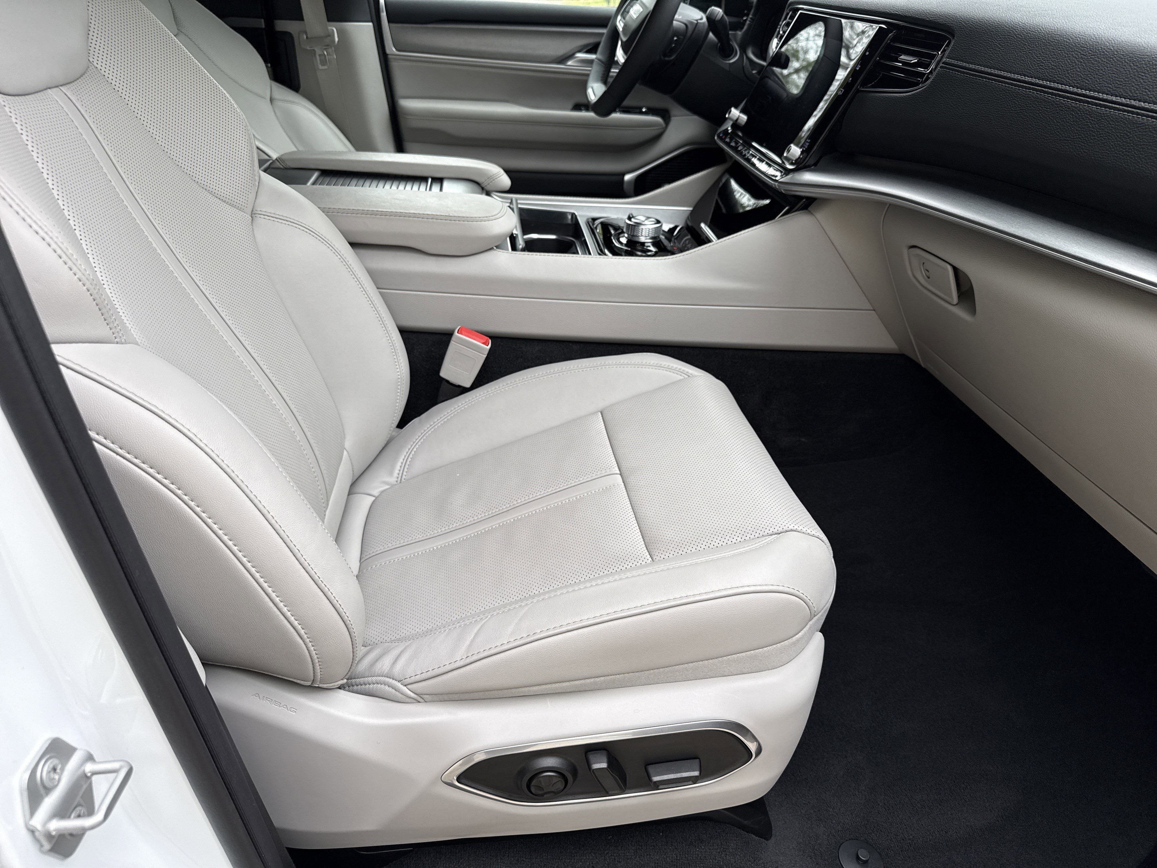 Used 2025 Bright White Clearcoat Jeep Base image 13