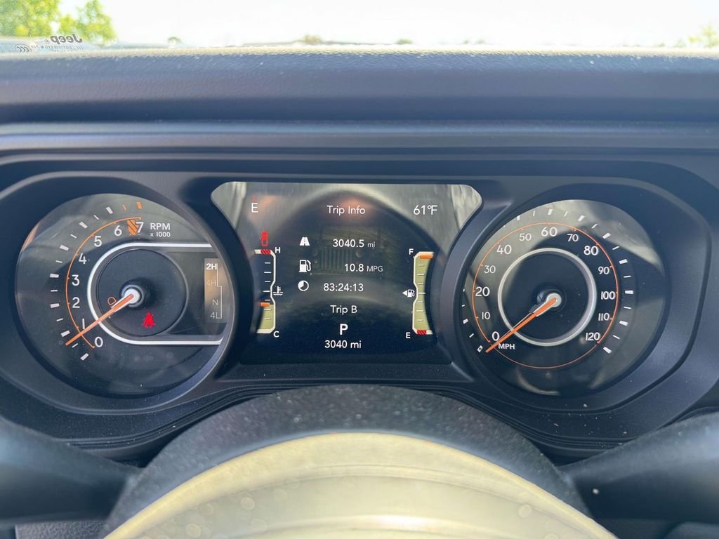 Used 2025 White Jeep Mojave image 24