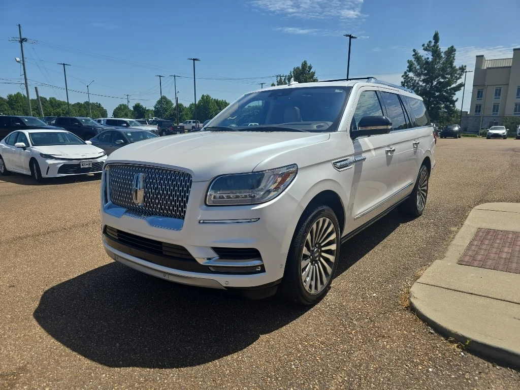 Used 2019 White Platinum Metallic Tri-Coat Lincoln Reserve image 2