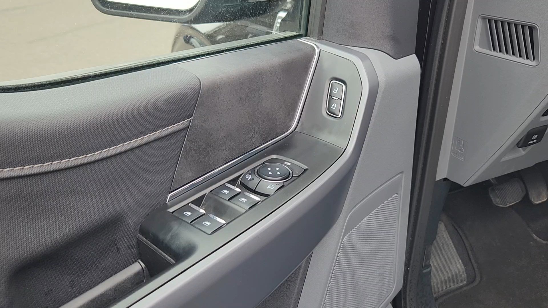 2025 Ford F-150 XLT - Photo 7