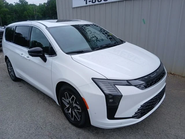 2027 Chrysler Pacifica Limited's photo