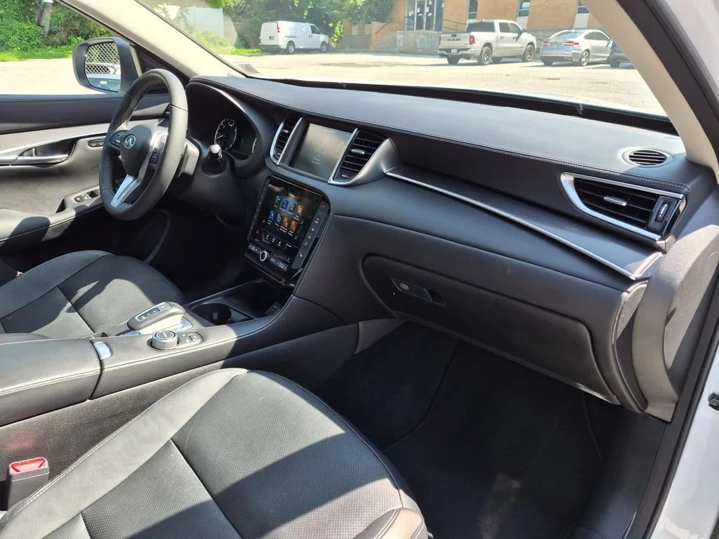 Used 2023 White INFINITI LUXE image 27