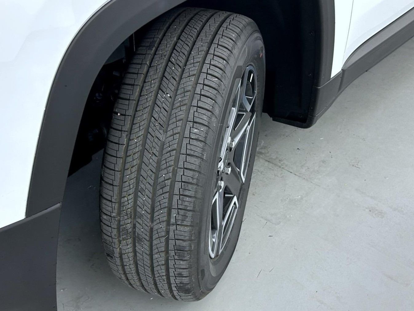 New 2026 Bright White Clear-Coat Exterior Paint Jeep Limited image 24