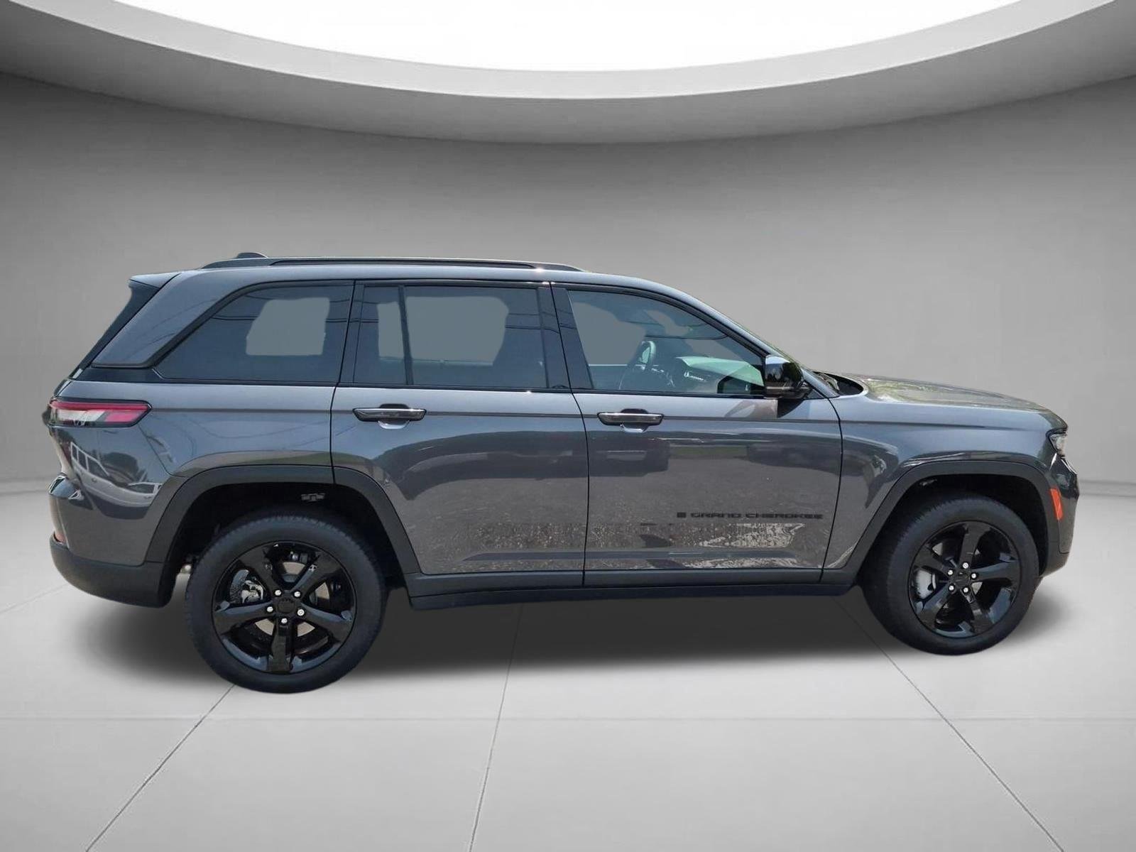 Used 2025 Baltic Gray Metallic Clearcoat Jeep Limited image 6