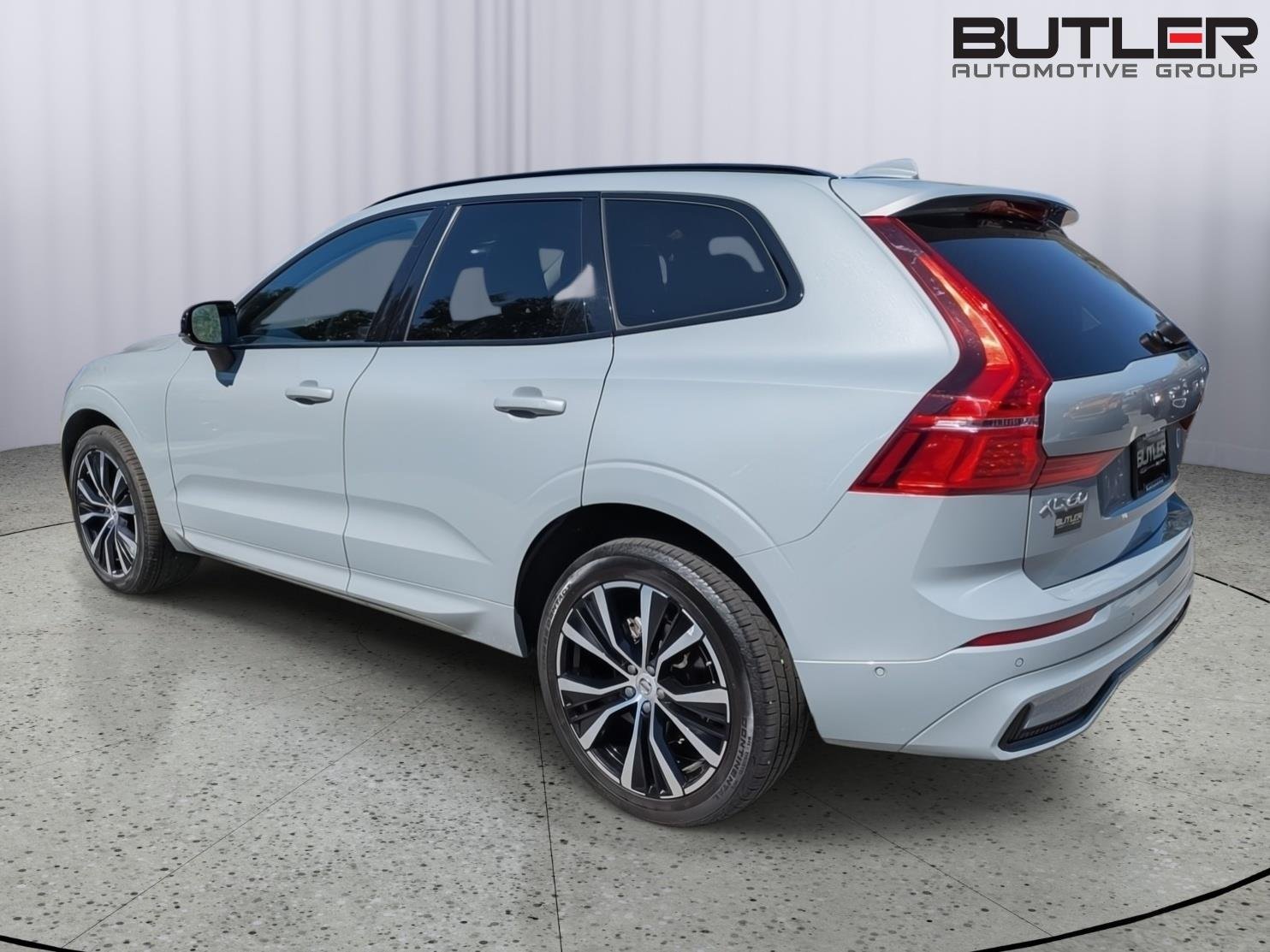 Used 2024 Vapour Grey Metallic Volvo Plus Dark Theme image 6