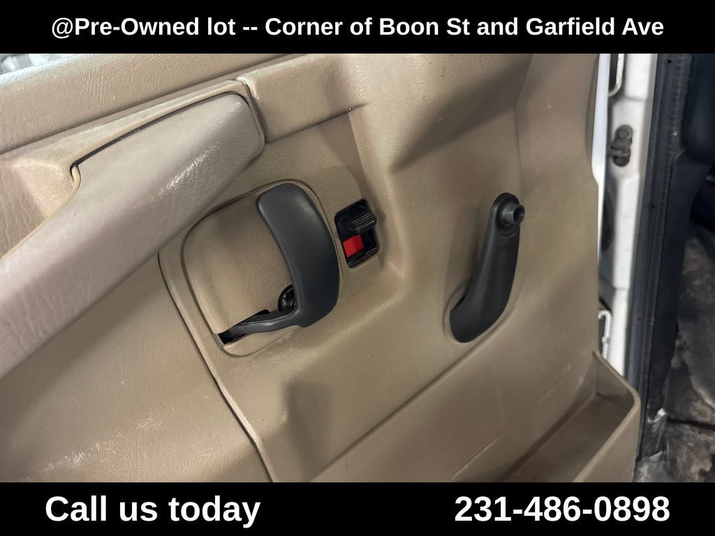 Used 2013 SUMMIT WHITE Chevrolet BASE image 16