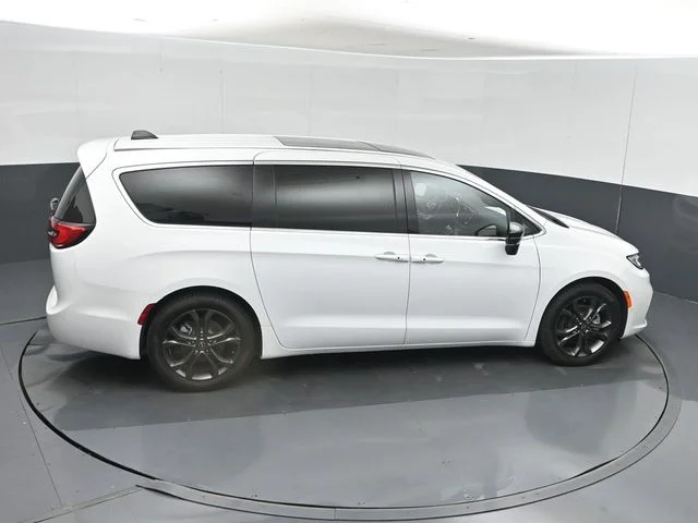 New 2026 Bright White Clear-Coat Exterior Paint Chrysler Limited image 35