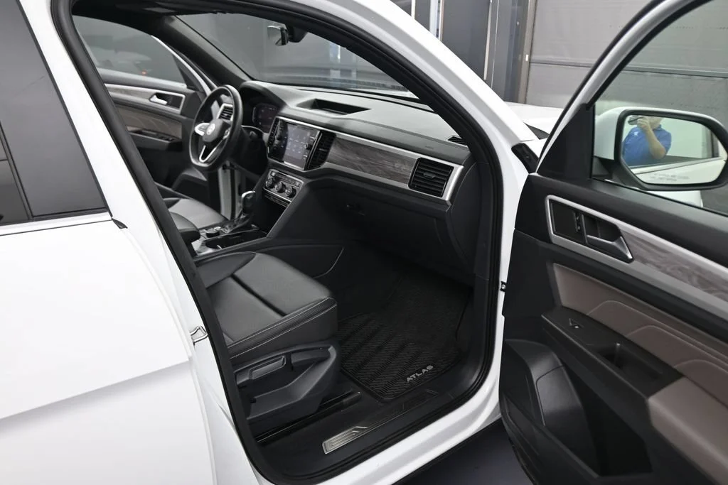 Used 2023 White Volkswagen 3.6L V6 SE w/Technology image 46