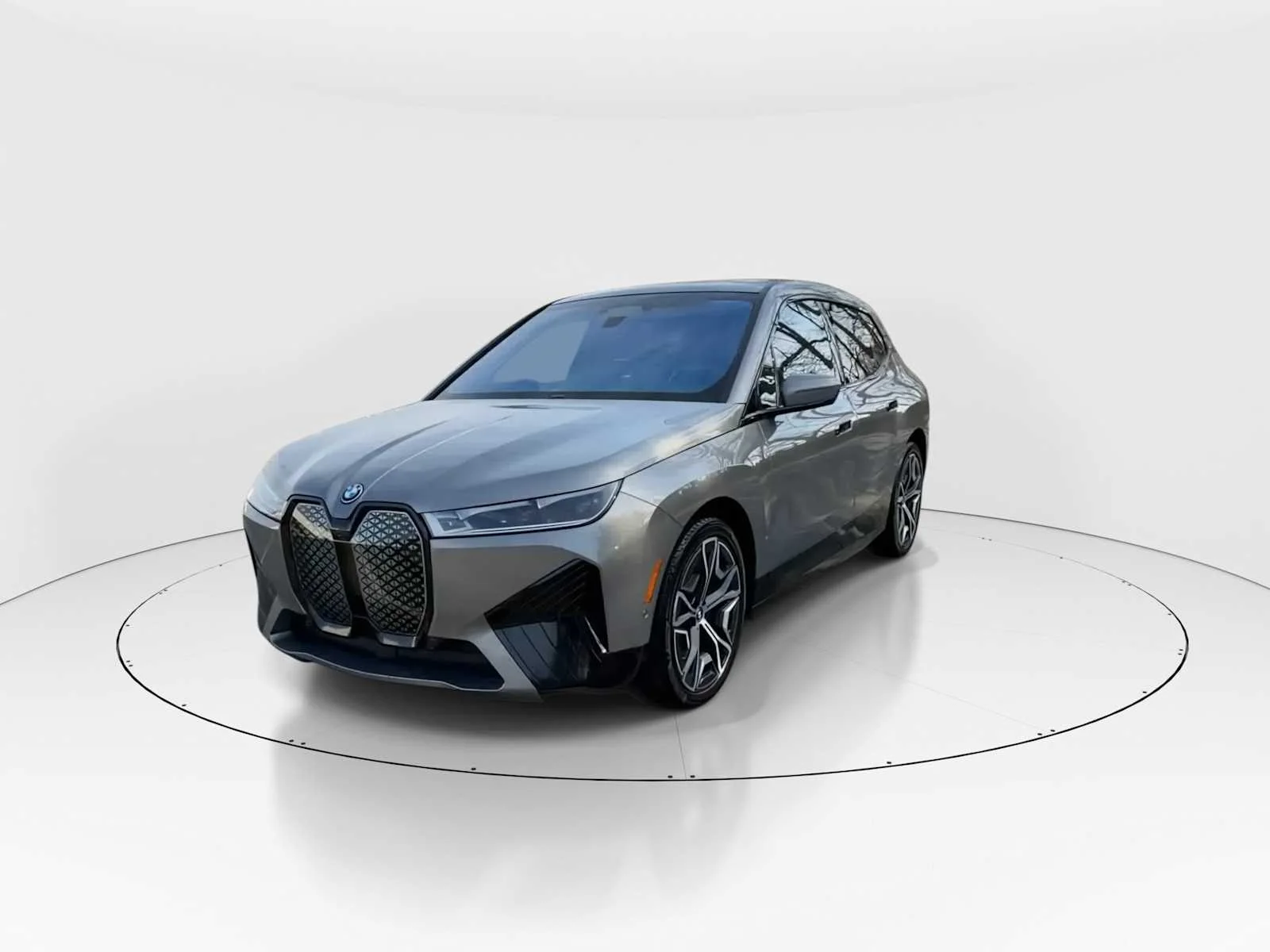 Used 2023 Oxide Grey Metallic BMW xDrive50 image 3