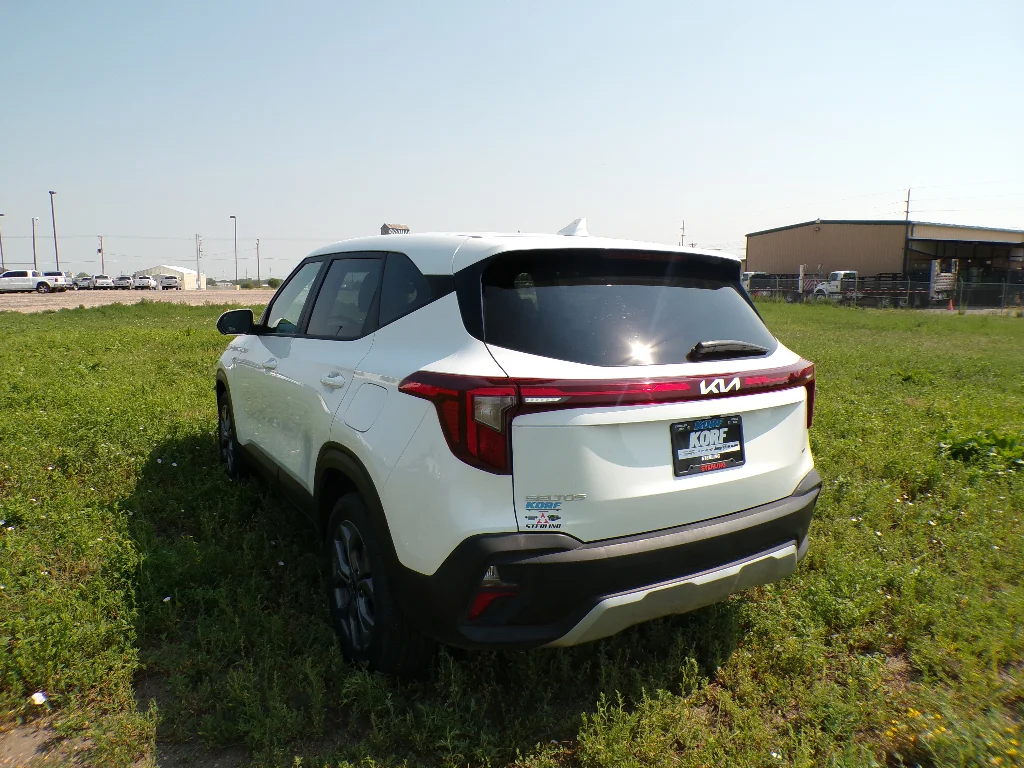 Used 2026 Snow White Pearl Kia LX image 7