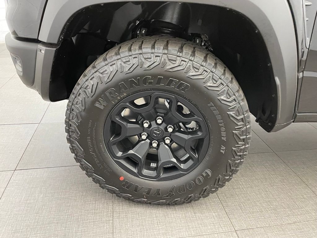 New 2026 Diamond Black Crystal Pearl-Coat Exterior Paint RAM RHO image 10