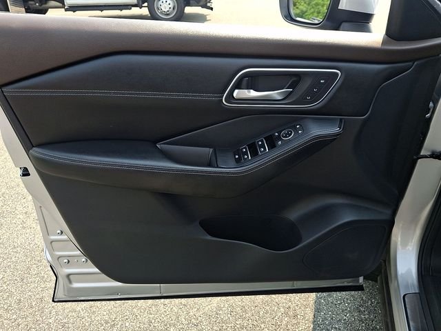 Used 2021 Silver Nissan Platinum image 29