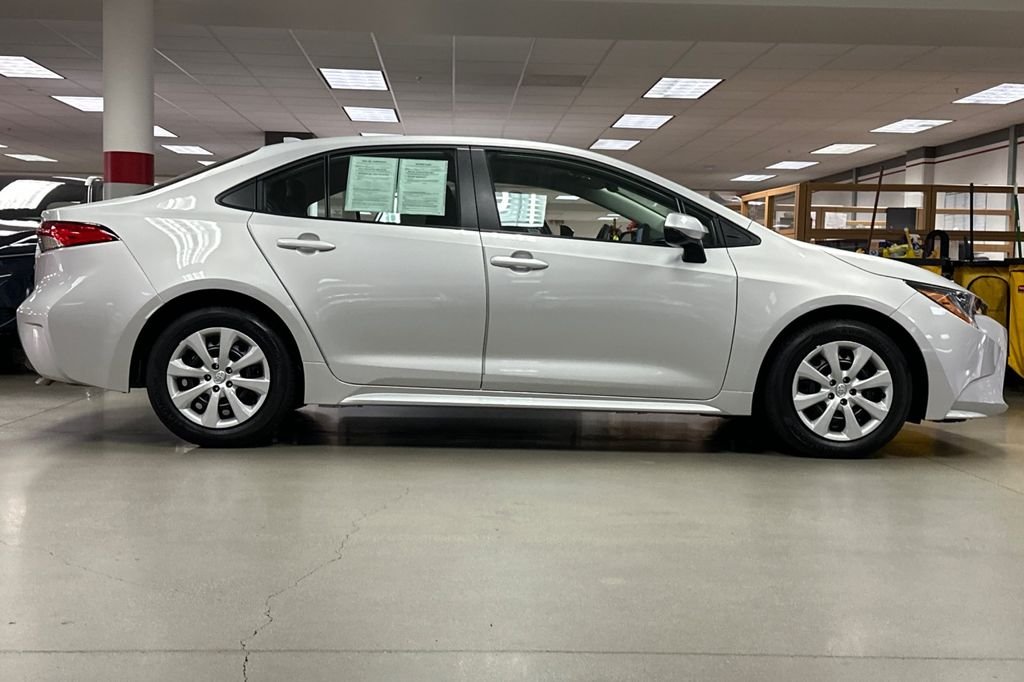 2025 Toyota Corolla LE photo 5