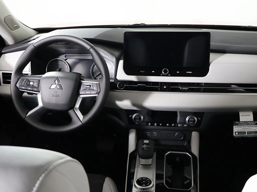 2025 Mitsubishi Outlander SE - Photo 35