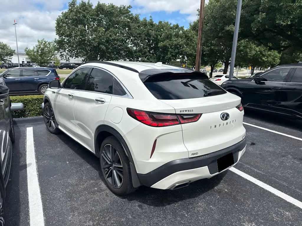 Certified Used 2023 Majestic White INFINITI LUXE image 4