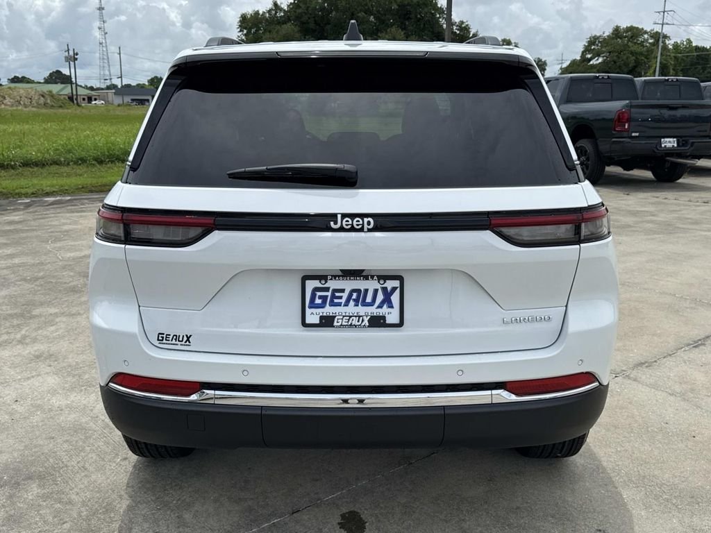 New 2026 Bright White Clear-Coat Exterior Paint Jeep Laredo X image 11