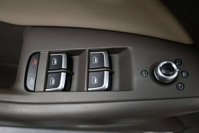 Used 2024 White Frost Tricoat Buick Avenir image 12